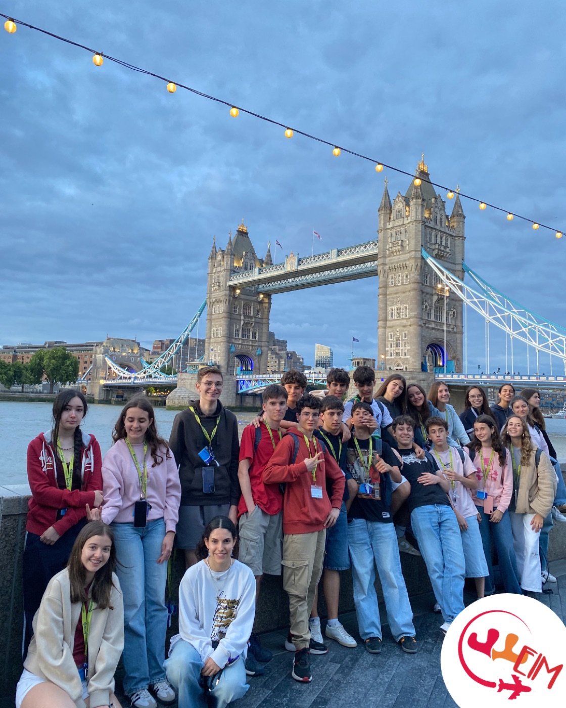 Grupo de Viajes in Motion delante de Tower Bridge en Londres
